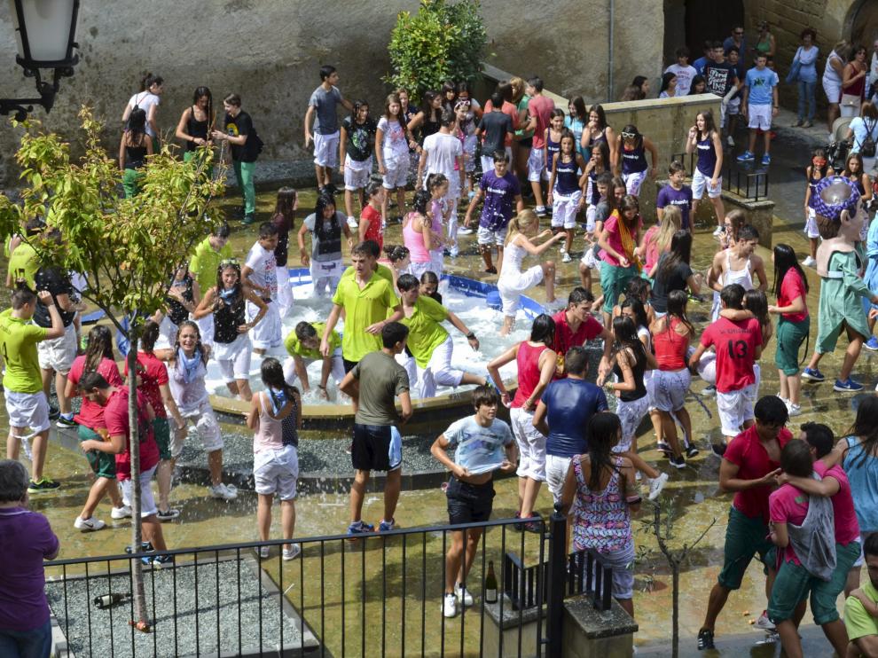 Ya casi es una tradición que tras el pregón los vecinos más jóvenes se bañen en la fuente.