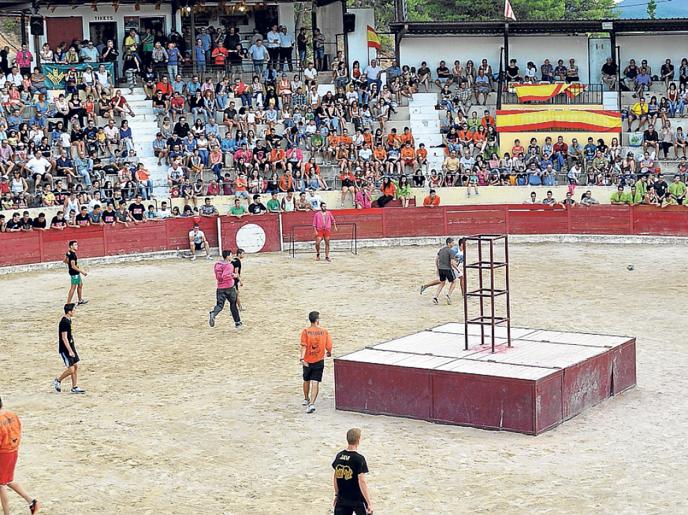 Los jóvenes de Valderrobres jugaron al fútbol con las vacas en la plaza de toros.