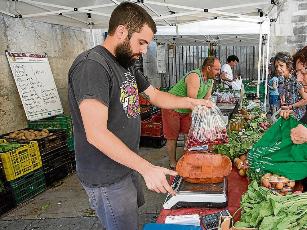 Puestos de agricultores ecológicos en la última Feria de la Huerta celebrada en Zaragoza.
