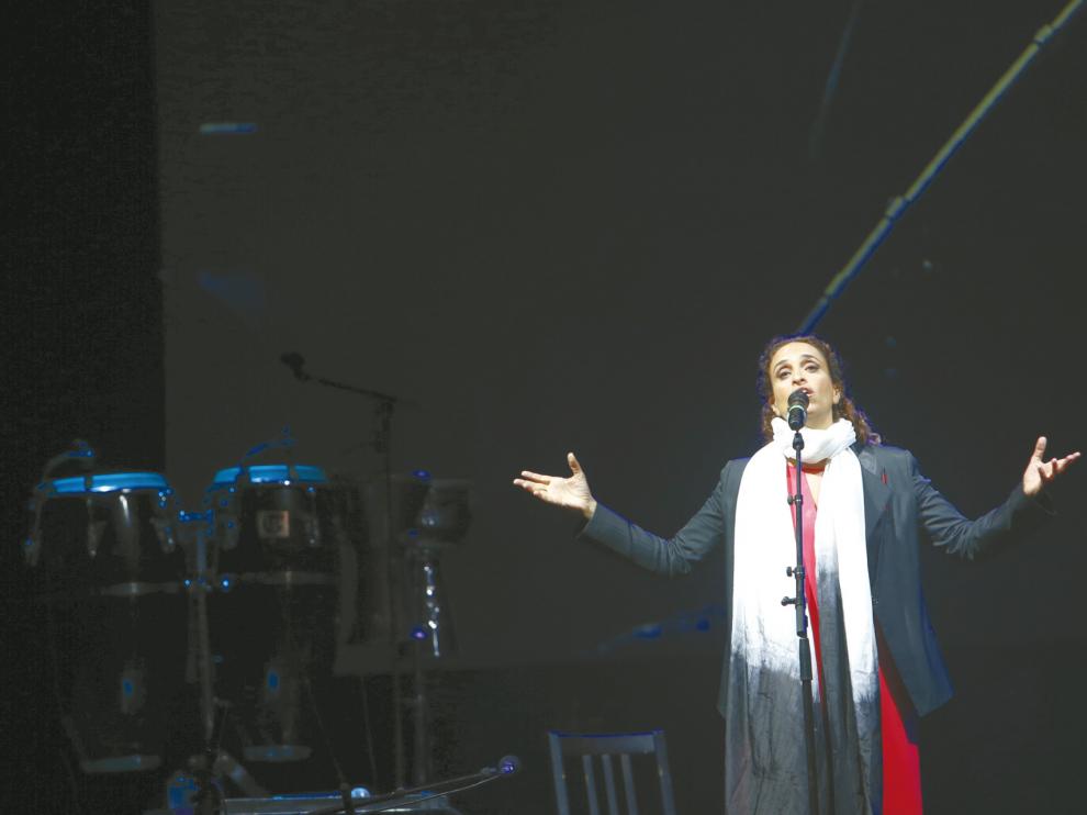 La cantante israelí Noa, durante una actuación en Pirineos Sur.