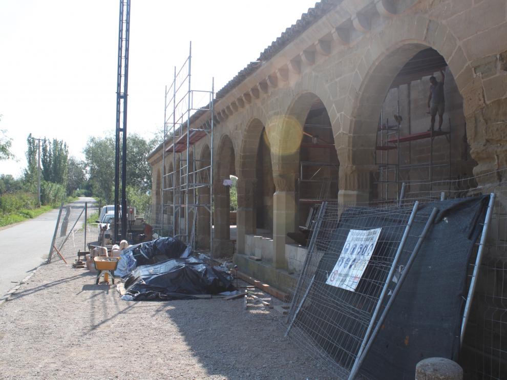 El porche de la ermita de Salas en obras.