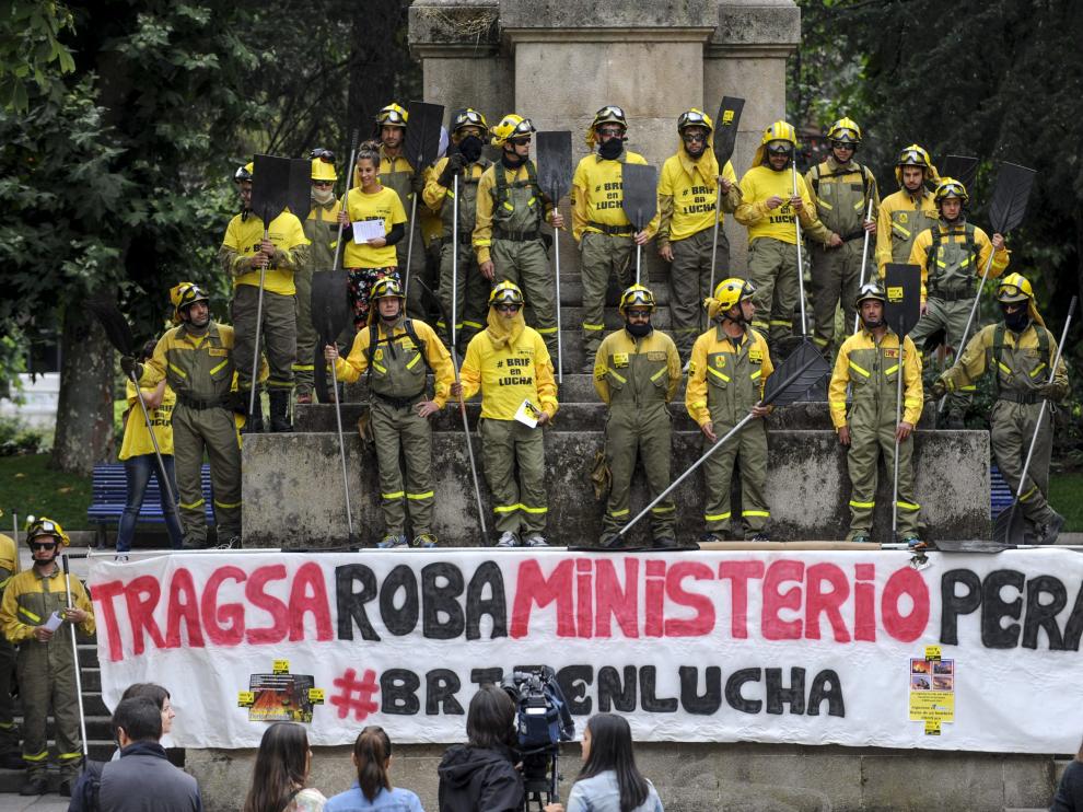 Trabajadores de la Brigada de Refuerzo de Incendios Forestales de Laza (Galicia) se manifestaron el pasado martes para exigir mejoras laborales.
