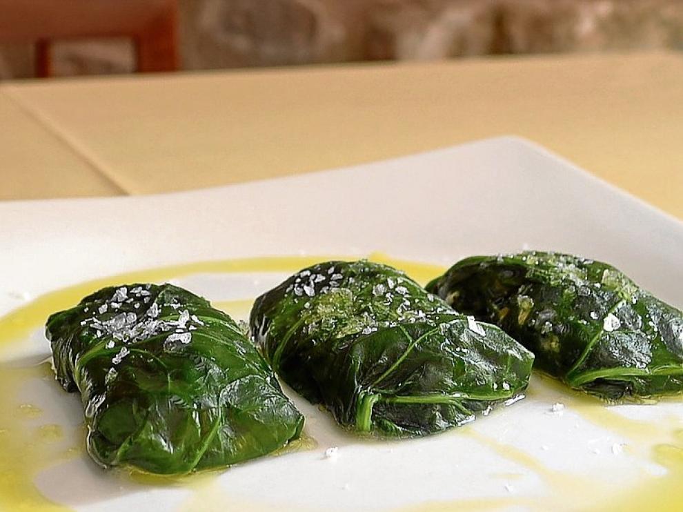 Rollitos de espinacas, queso de Radiquero y trucha.