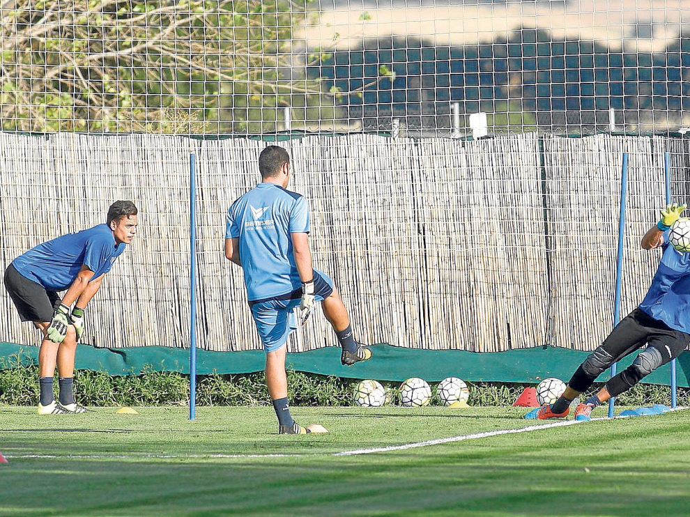 Adrián Mallén, entrenador de porteros, lanza un balón a Franco ante la mirada de los otros dos guardametas, Whalley y Zaparain.