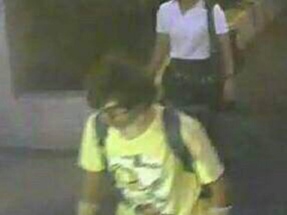 Las imágenes muestran a un hombre aparentemente joven que viste camiseta amarilla y porta una mochila a la espalda.