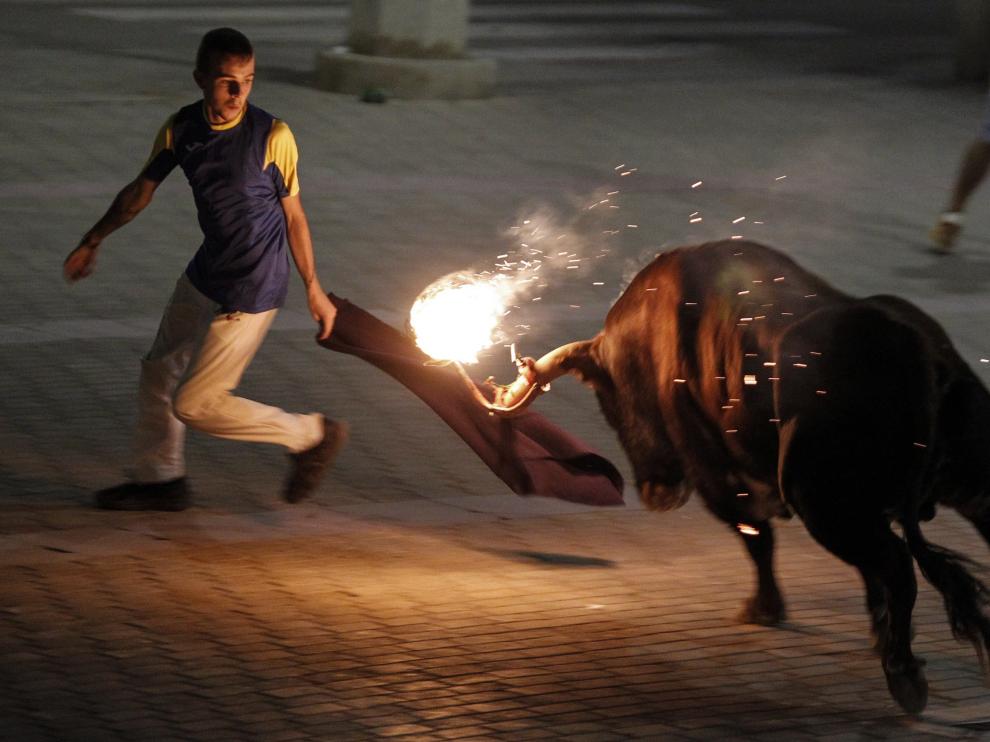 El toro embolado, en Meliana (Valencia), el pasado fin de semana.