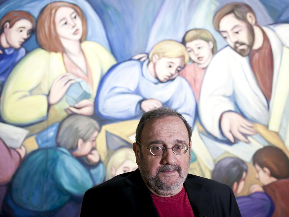 Ángel Aransay, ante una de sus obras, en 2012 en La Lonja.