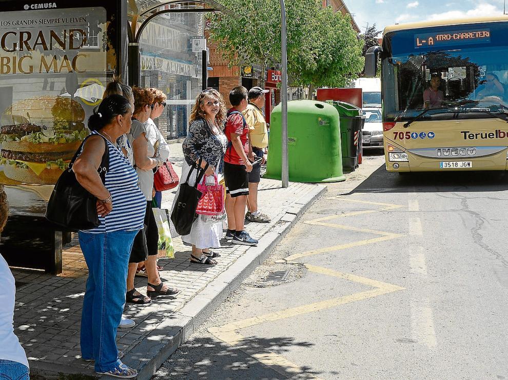 Los nuevos buses, gratuitos esta semana, registraron ayer más usuarios. En la foto, una de las paradas de la Avenida de Sagunto.