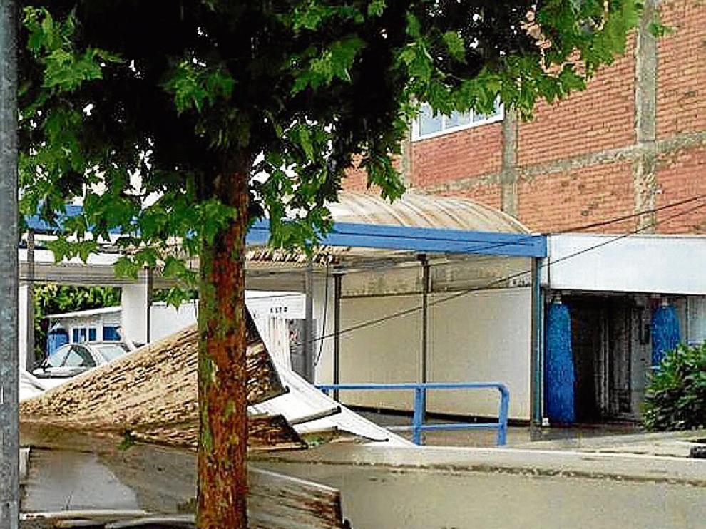 Destrozos provocados por el viento, ayer, en Binéfar.