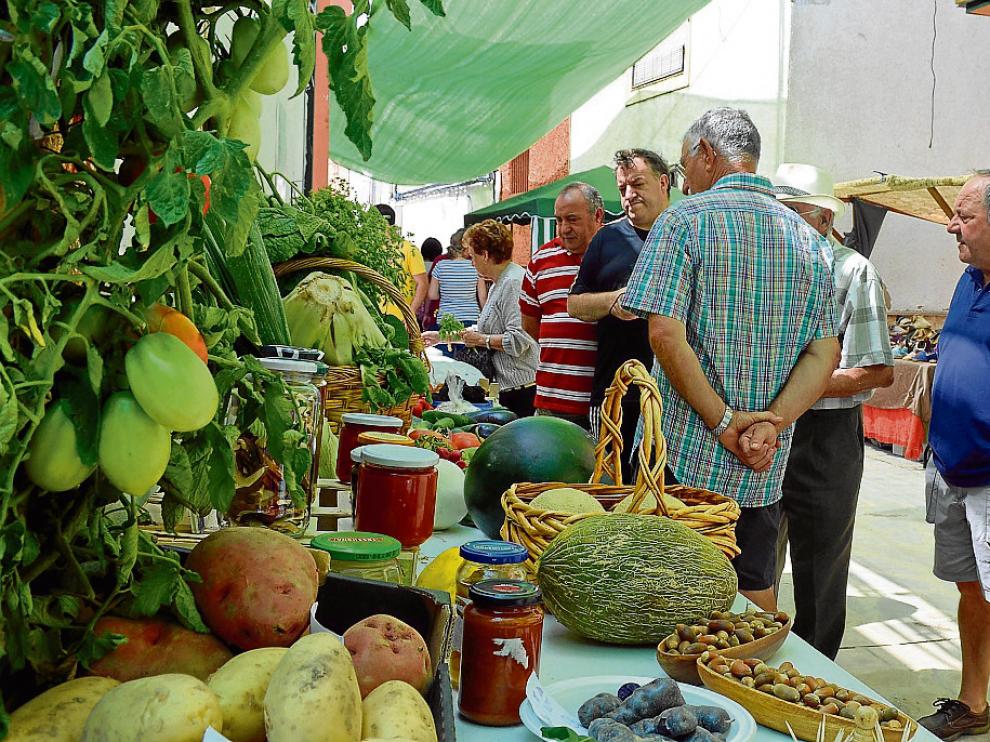 Uno de los puestos con productos de la tierra que ayer se desplegaron en la feria de Vera de Moncayo.