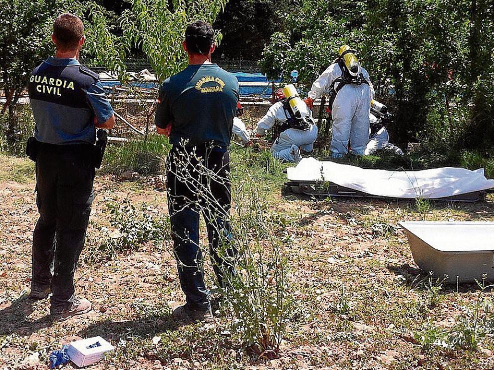 El estado de descomposición del cuerpo obligó a los bomberos a usar bombonas de oxígeno.