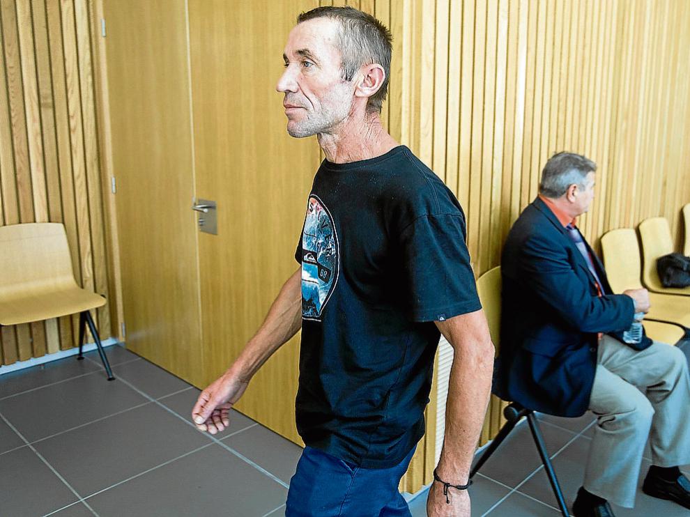 El presunto agresor, de pie, junto al amigo al que la Fiscalía acusa de un delito de amenazas.