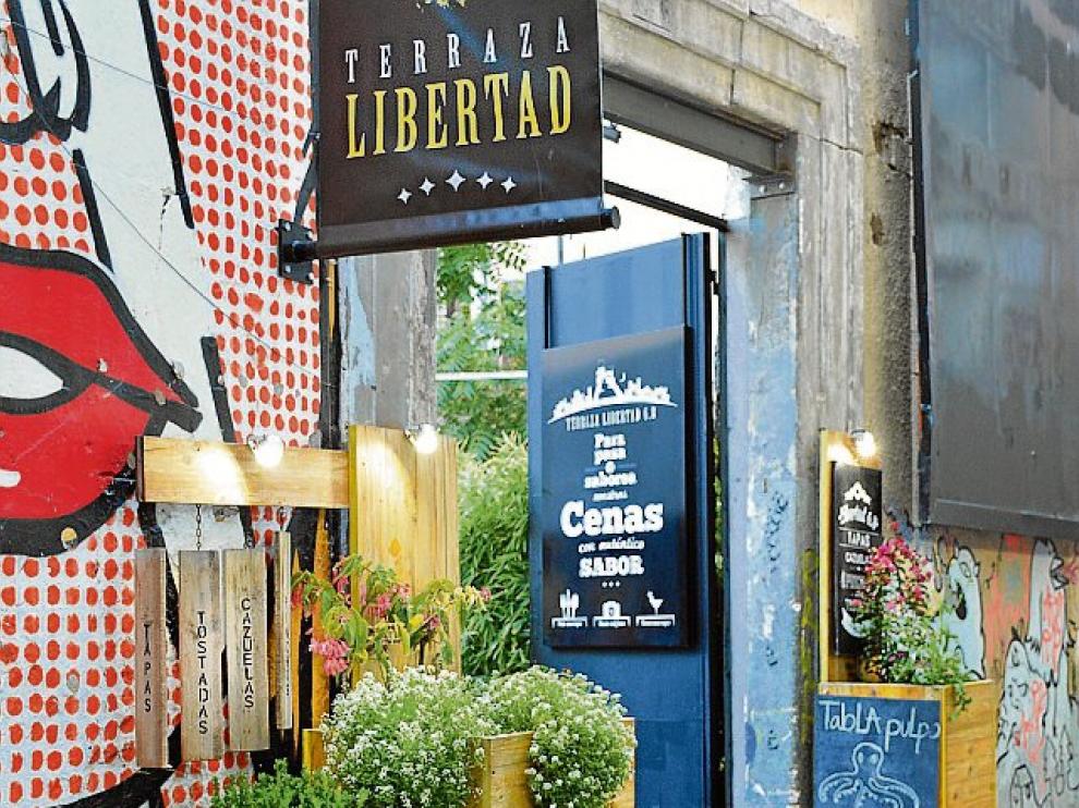 Hay espacios cubiertos en la zona de restaurante, y otros más abiertos pensados para disfrutar de la primera copa.