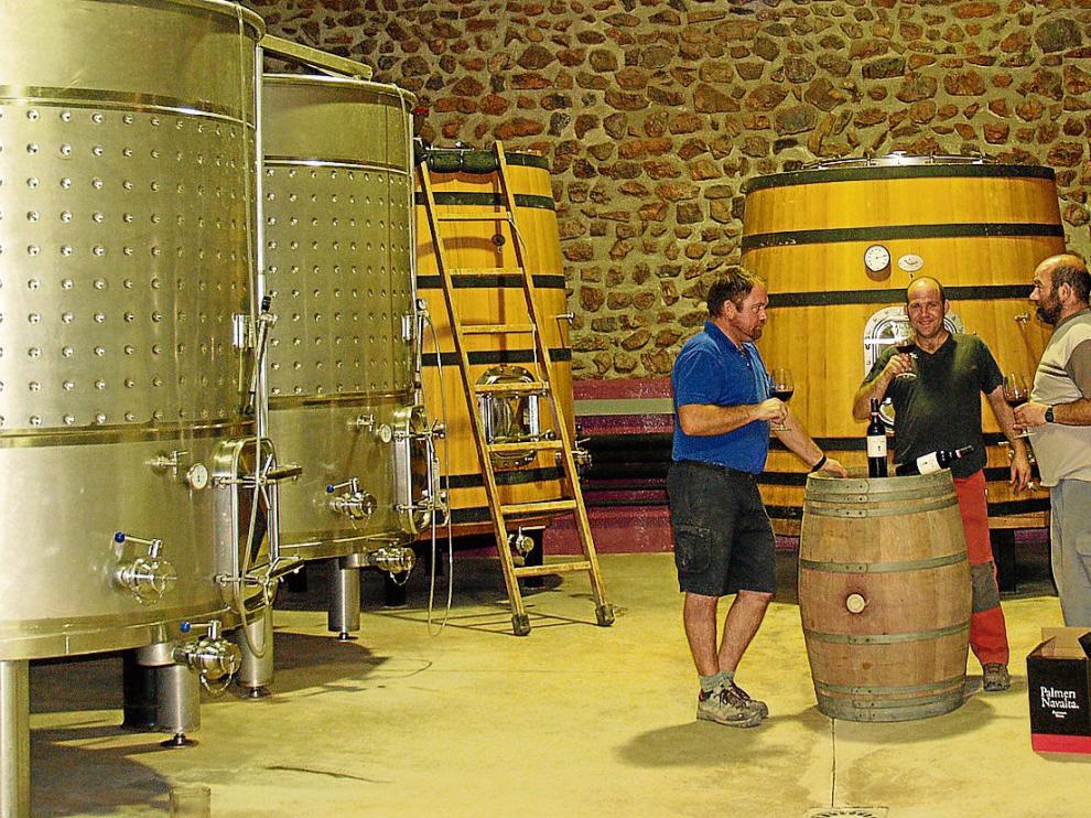 Jesús David Cuartero y sus hermanos Rafael y Eduardo, socios de la bodega en la que participa un empresario suizo.