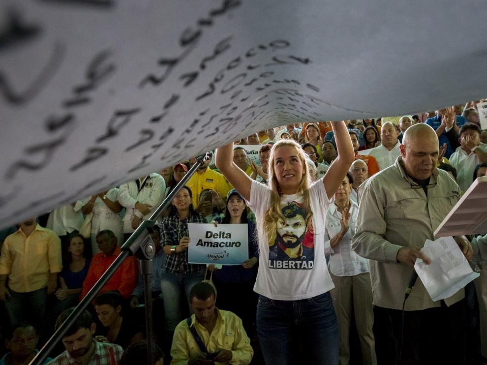 La esposa de Leopoldo López sostiene un cartel con los nombres de los presos políticos venezolanos.