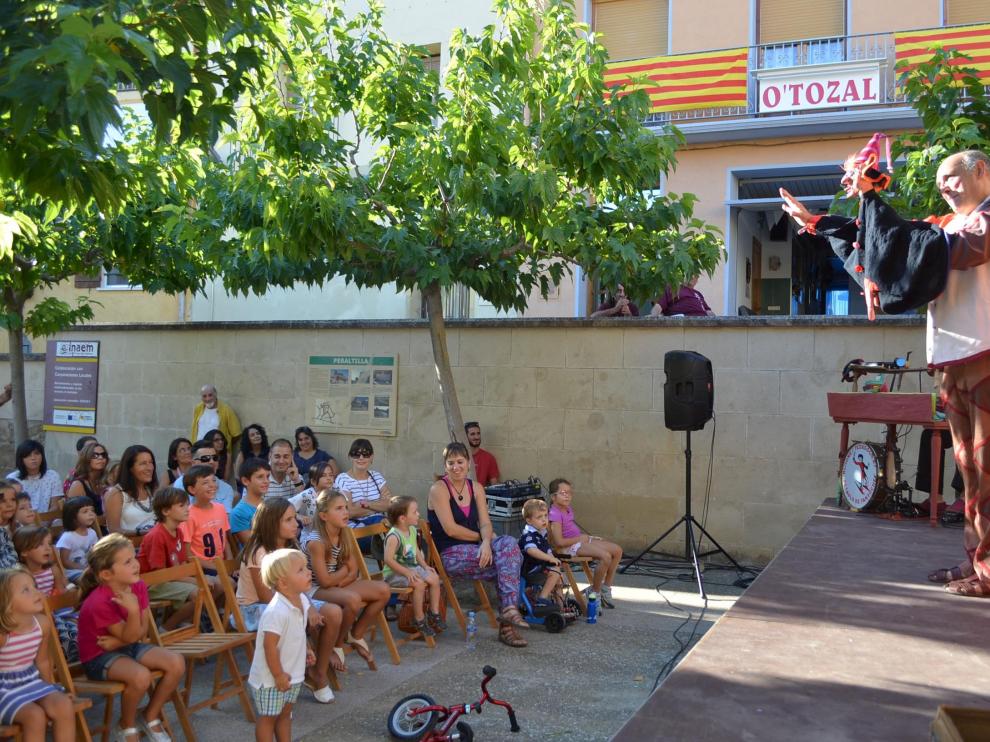 Niños y mayores disfrutaron ayer en Peraltilla con la actuación de los Titiriteros de Binéfar.