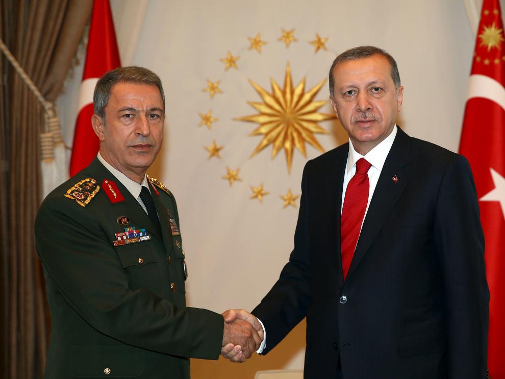 El primer ministro, Ahmet Davutoglu, devolvió a Erdogan el mandato ante el fracaso de las negociaciones con la oposición.