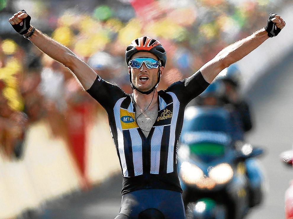 Stephen Cummings celebra brazos en alto su victoria ayer en el aeródromo de Mende.