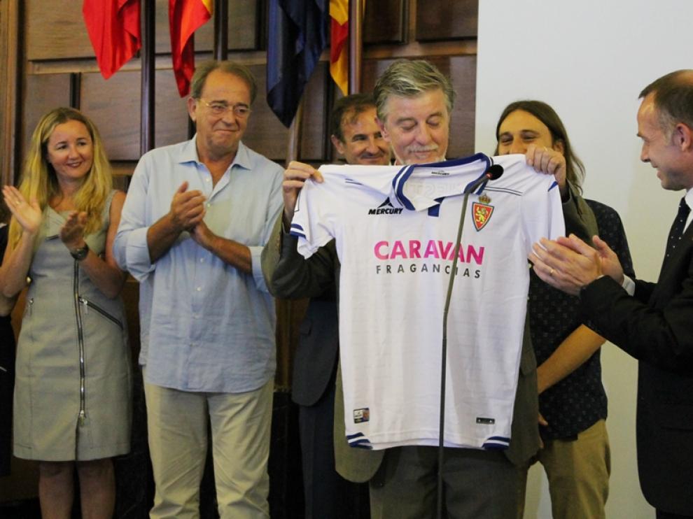 Santisteve, con la camiseta del Real Zaragoza que le ha entregado Christian Lapetra