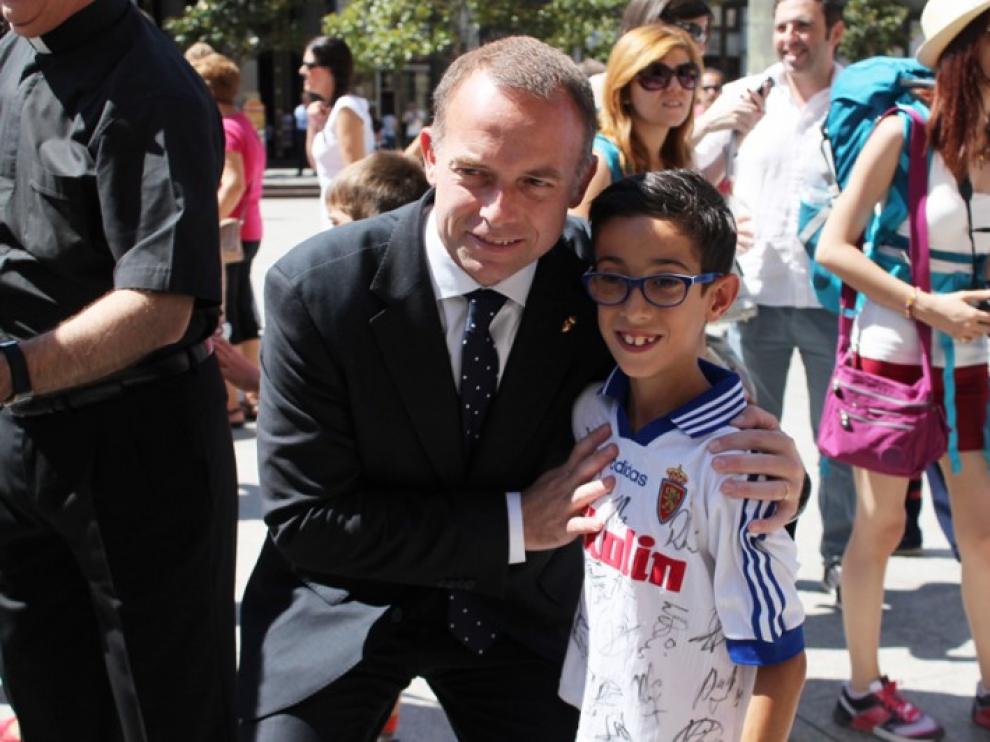 El presidente del Real Zaragoza posa con un joven aficionado
