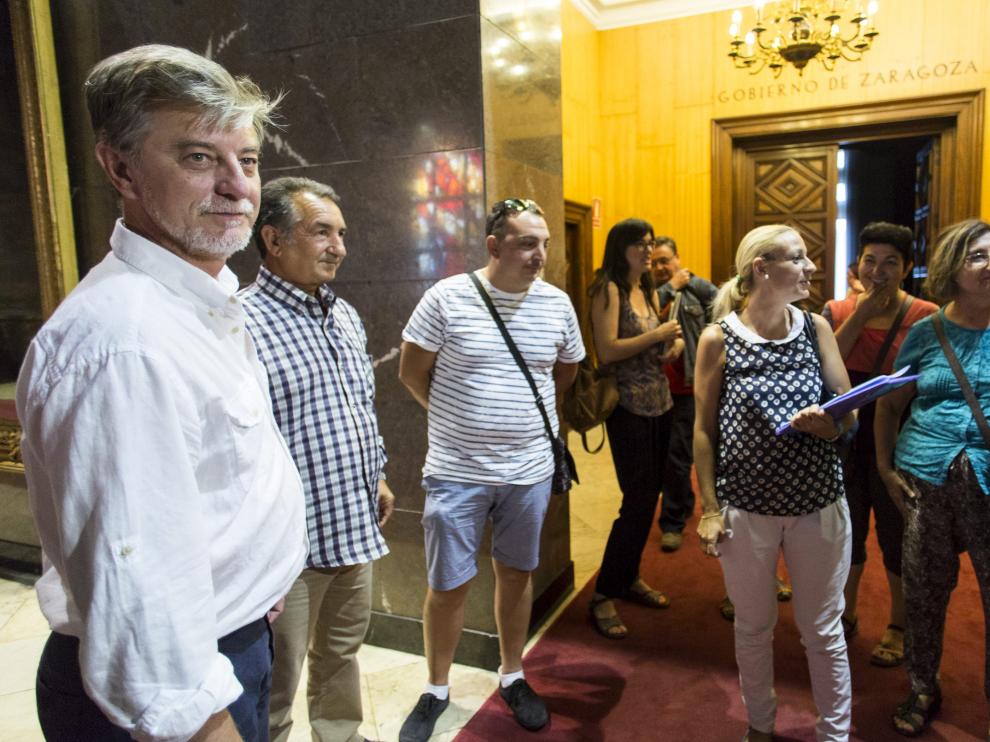 El alcalde de Zaragoza, el alcalde, Pedro Santisteve, se ha reunido con los vecinos del barrio Oliver para elaborar una estrategia conjunta con la que resolver las situaciones de violencia.
