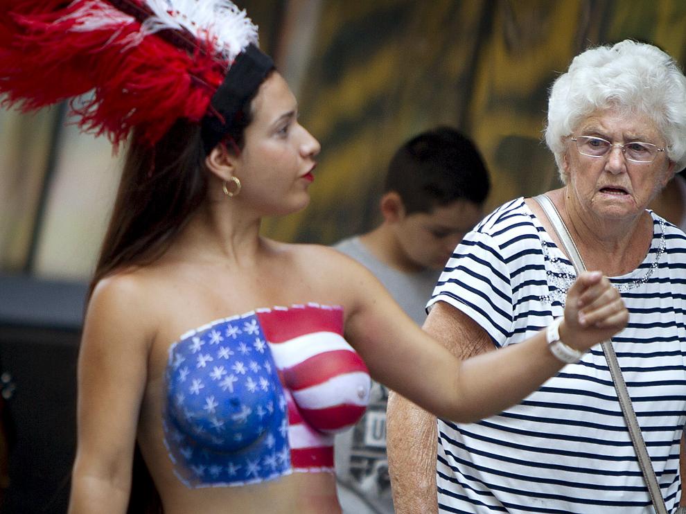 Todas las chicas cuentan con alguien contratado que les pinta el cuerpo y protege.