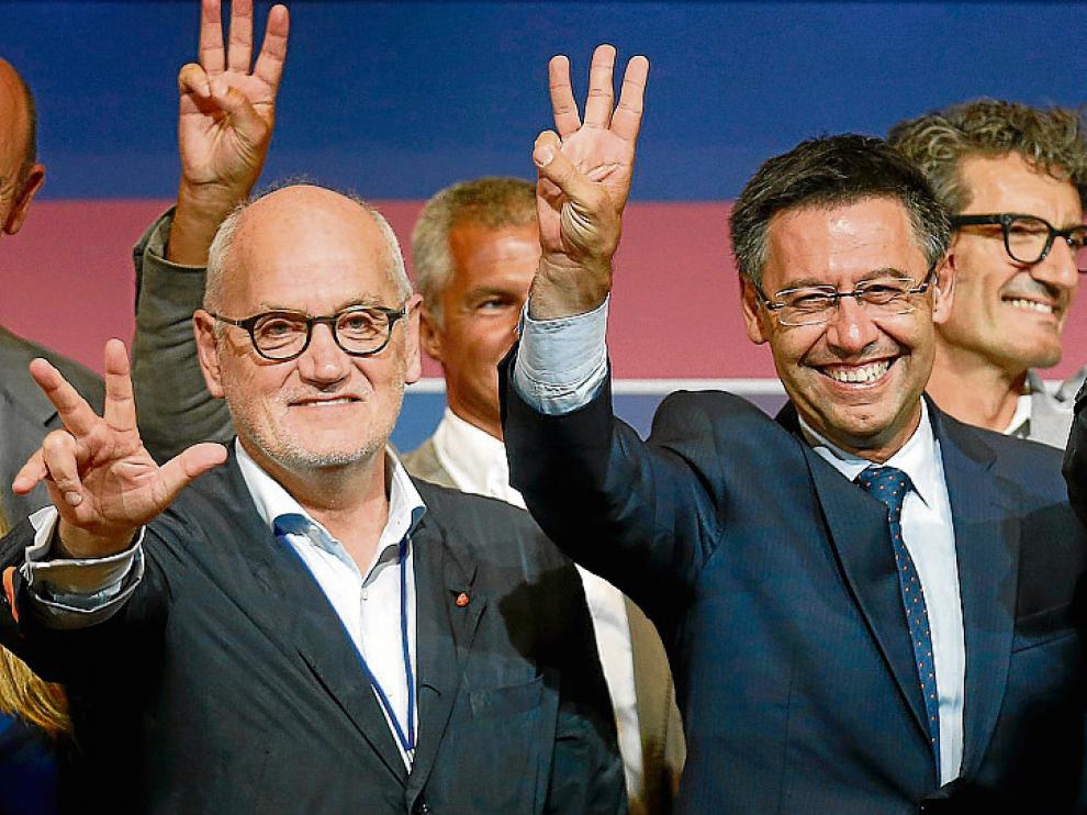 Bartomeu, en el centro de la fotografía, celebra su triunfo en las elecciones del FC Barcelona.