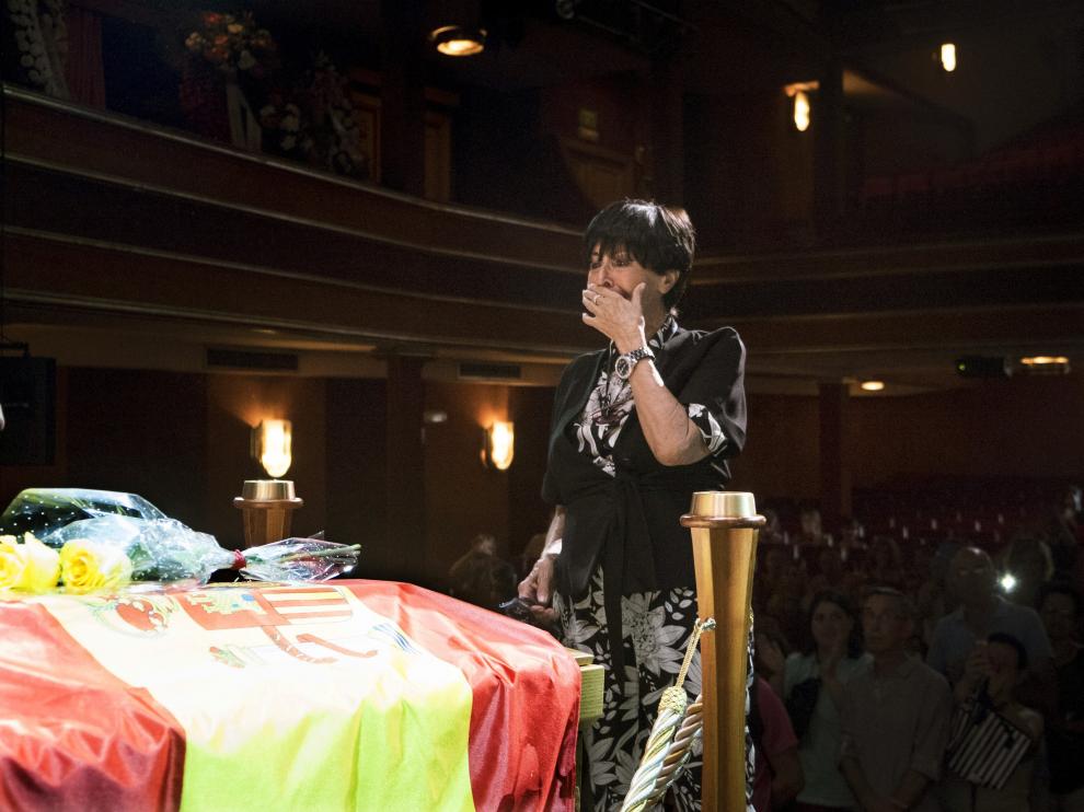 Concha Velasco en la capilla ardiente de Lina Morgan
