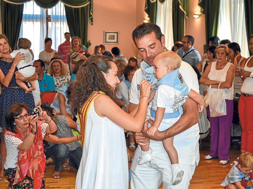 Los más jóvenes de Sádaba recibieron ayer el pañuelo bordado con el escudo del municipio.