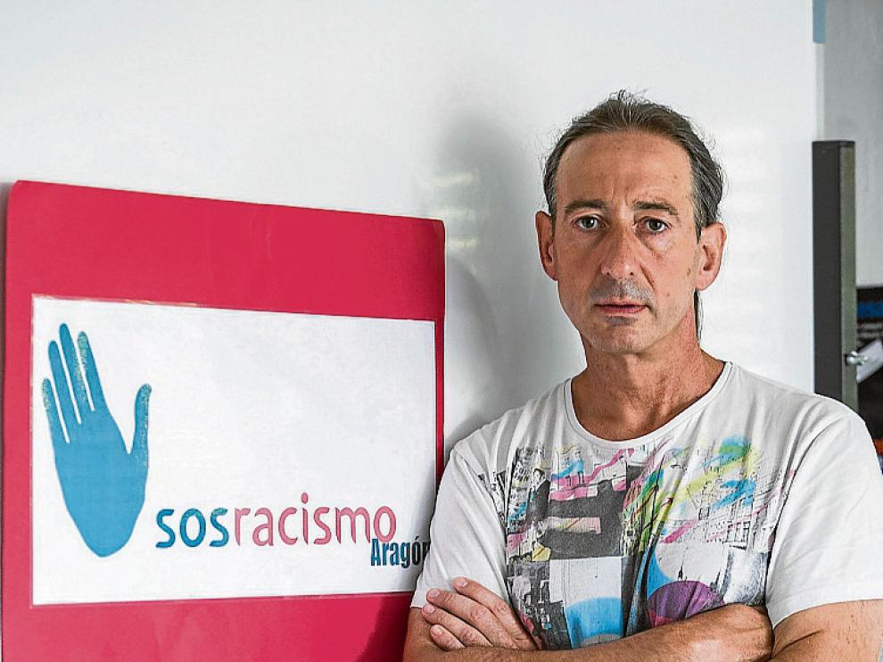 José Luis Aliaga, en la sede de SOS Racismo en Zaragoza.
