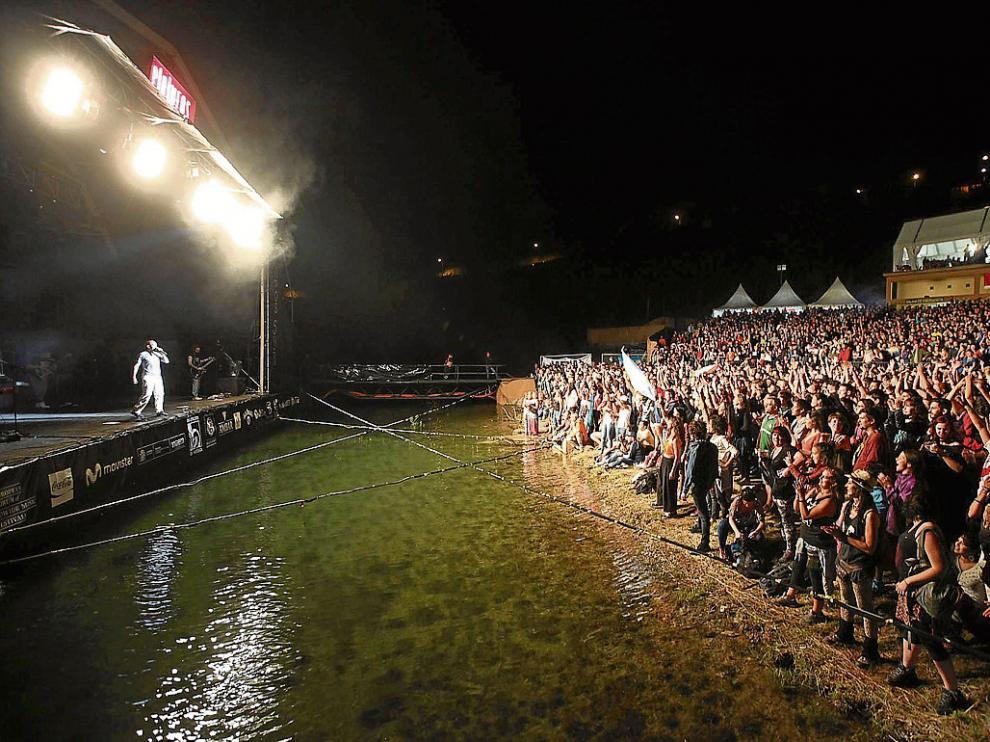 Más de 5.000 personas abarrotaron las gradas de Lanuza anoche para vibrar con Calle 13.