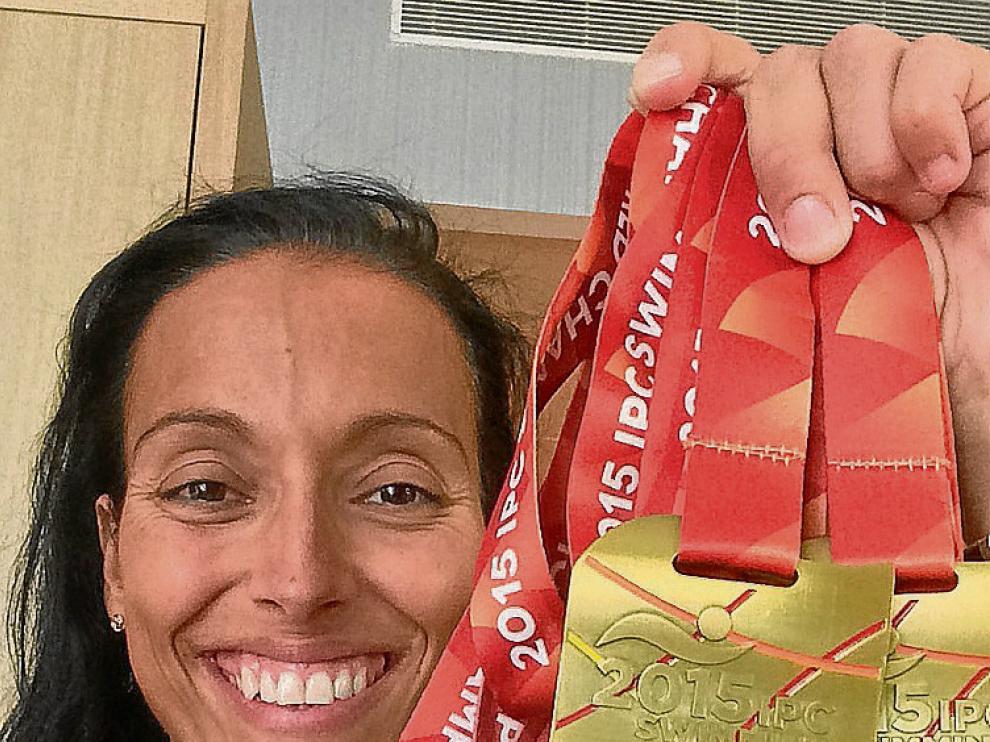 Teresa Perales, feliz con sus seis medallas.
