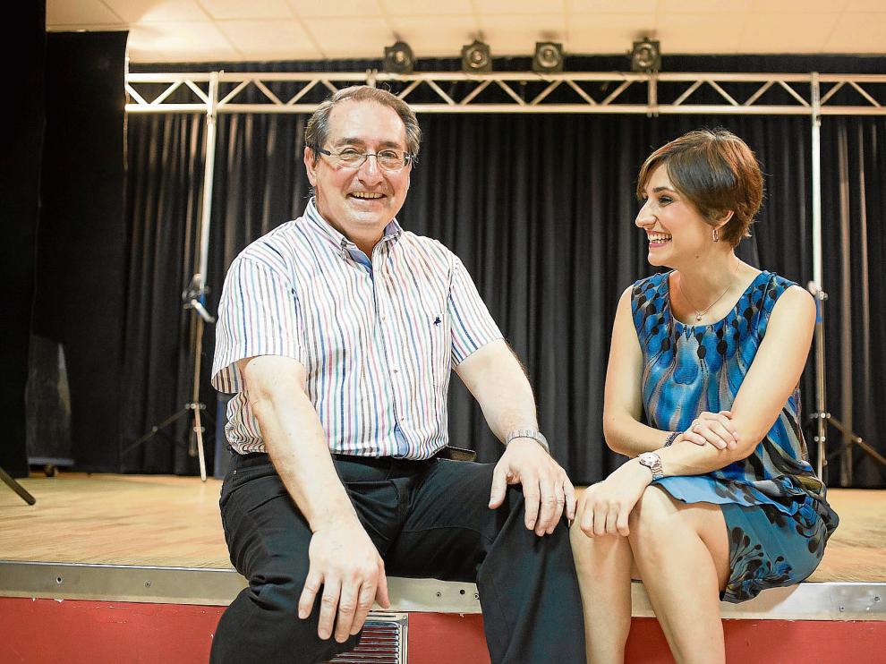 Javier Antón y su hija Ana, en el escenario particular en el que el mago aragonés ensaya sus números. Se acaban de cumplir 30 años de su victoria en el Mundial.