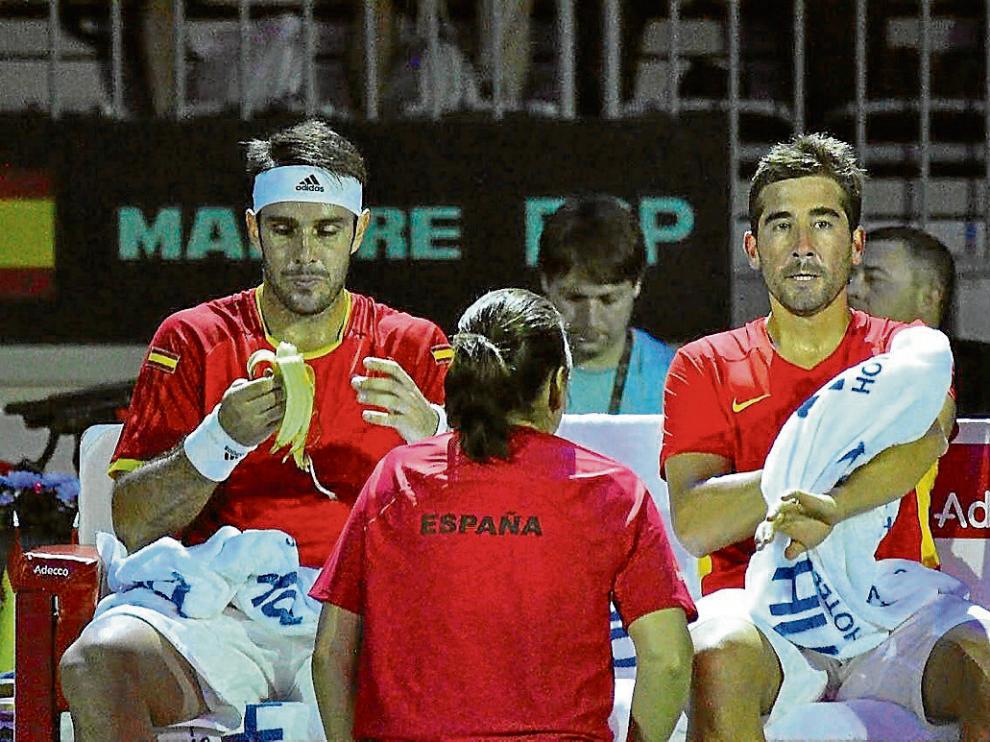 Conchita da instrucciones a David Marrero (i) y Marc López (d) durante el partido de ayer.