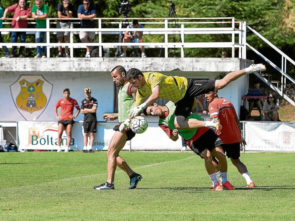 El portero Pablo Alcolea se lanza a por el balón ante Isaac Carcelén y Mario, durante el entrenamiento matinal.