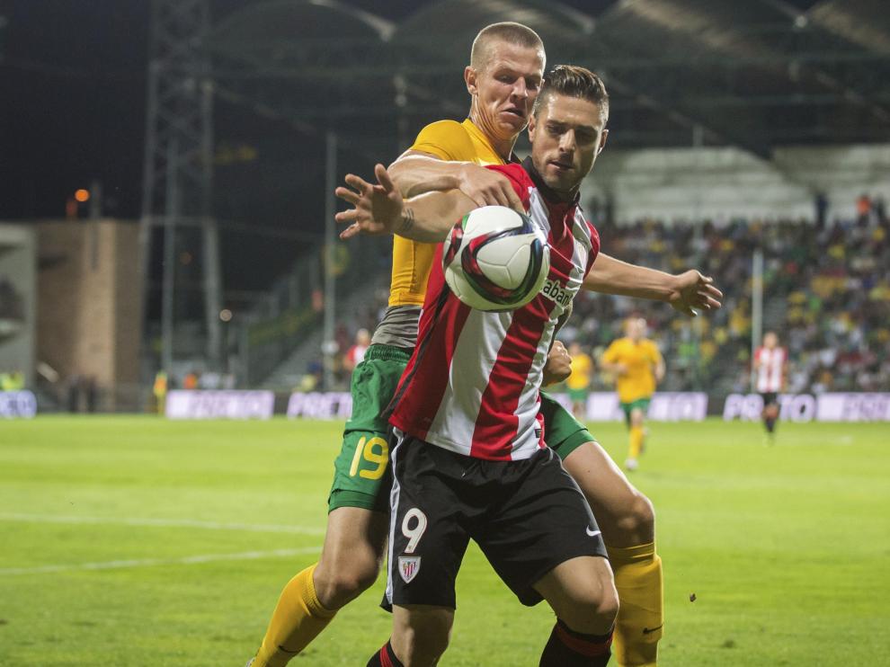 El jugador del Athletic Club de Bilbao, Kike Sola (dcha), pelea por el control del balón.