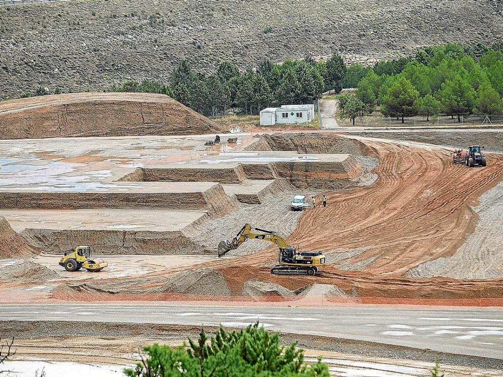 Las máquinas seguían ayer con el movimiento de tierras del hospital de Teruel, que finaliza en 3 meses.