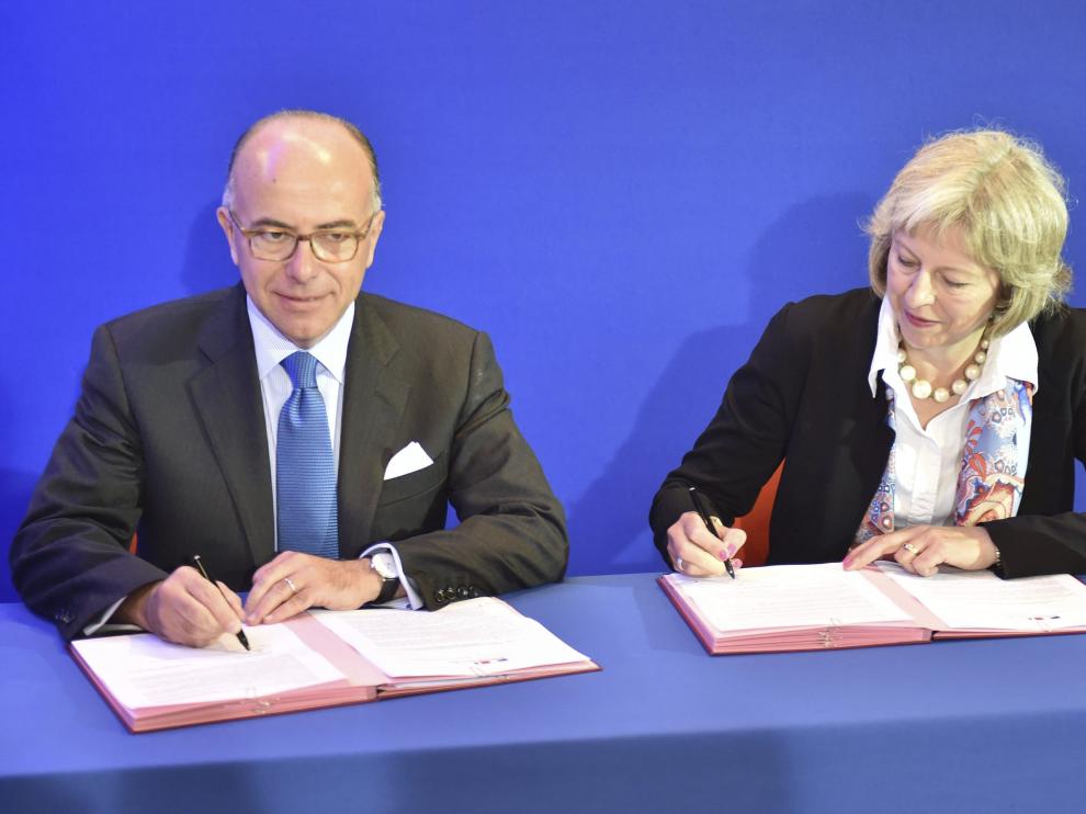 El ministro del Interior galo, Bernard Cazeneuve, y su homóloga británica, Theresa May.