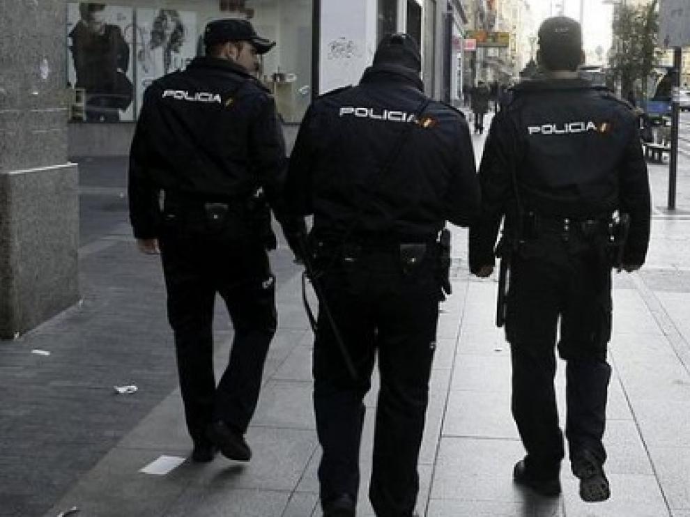 Los agentes reclaman que estas prendas lleguen a todos los efectivos