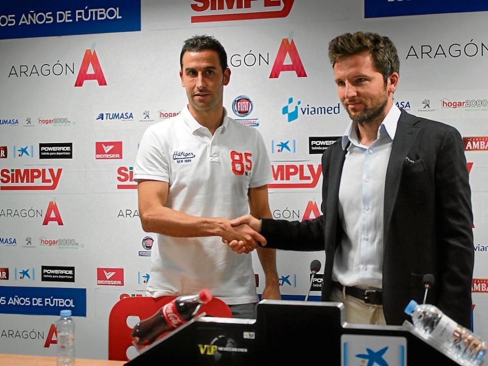 Íñigo López, junto a Lalo Arantegui, en la presentación del jugador.