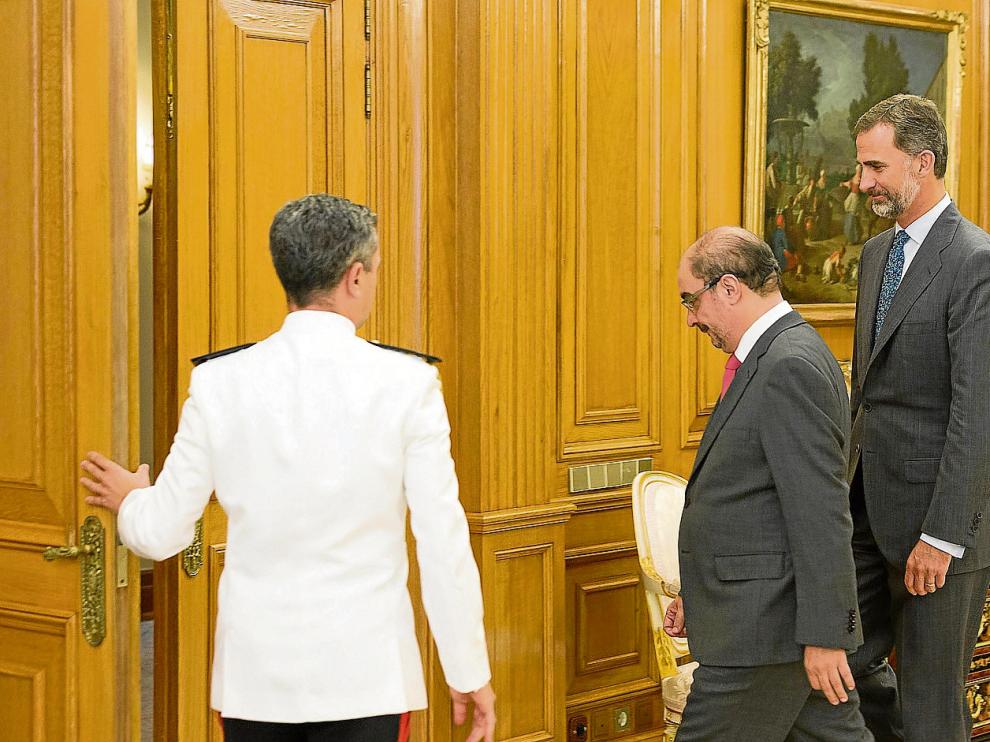 El rey Felipe VI recibió ayer en el palacio de la Zarzuela al nuevo presidente de Aragón, Javier Lambán.