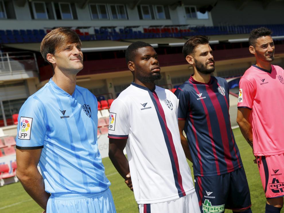 Leo Franco, Bambock, Tyronne y Héctor Figueroa posan con las equipaciones nuevas