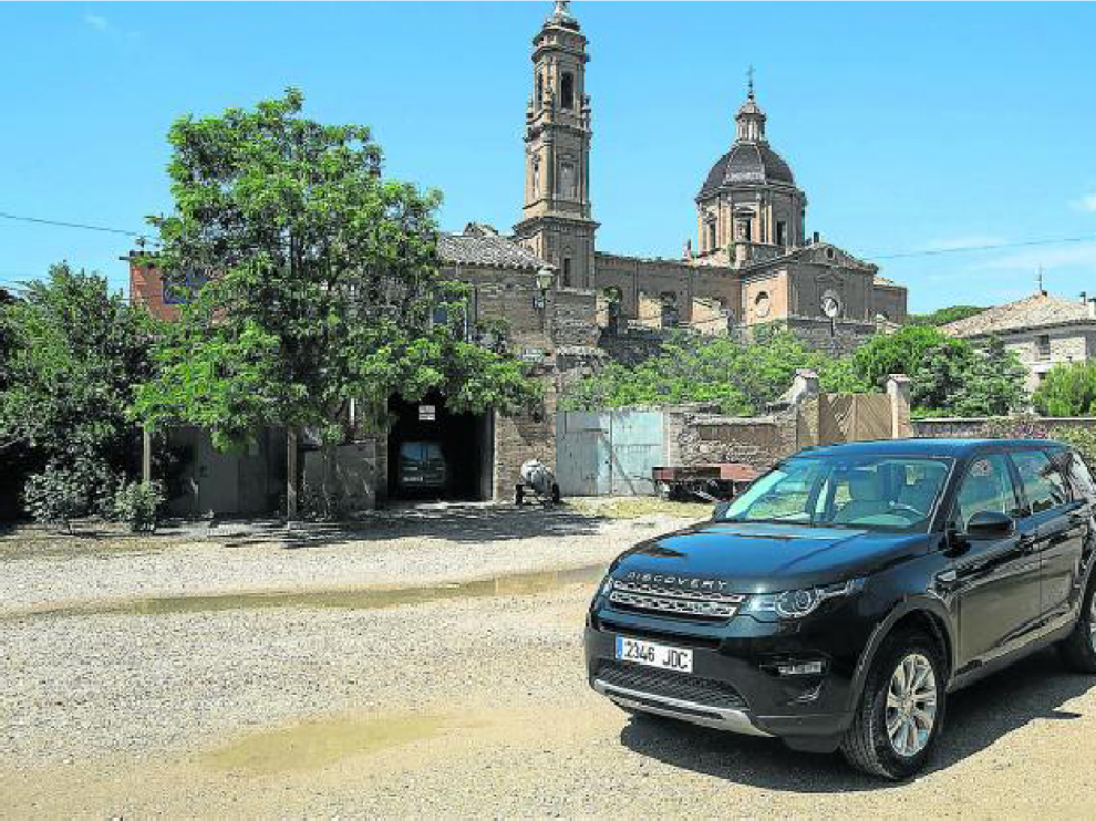 El nuevo Discovery Sport, ante el santuario de Santa Fe, en Zaragoza.