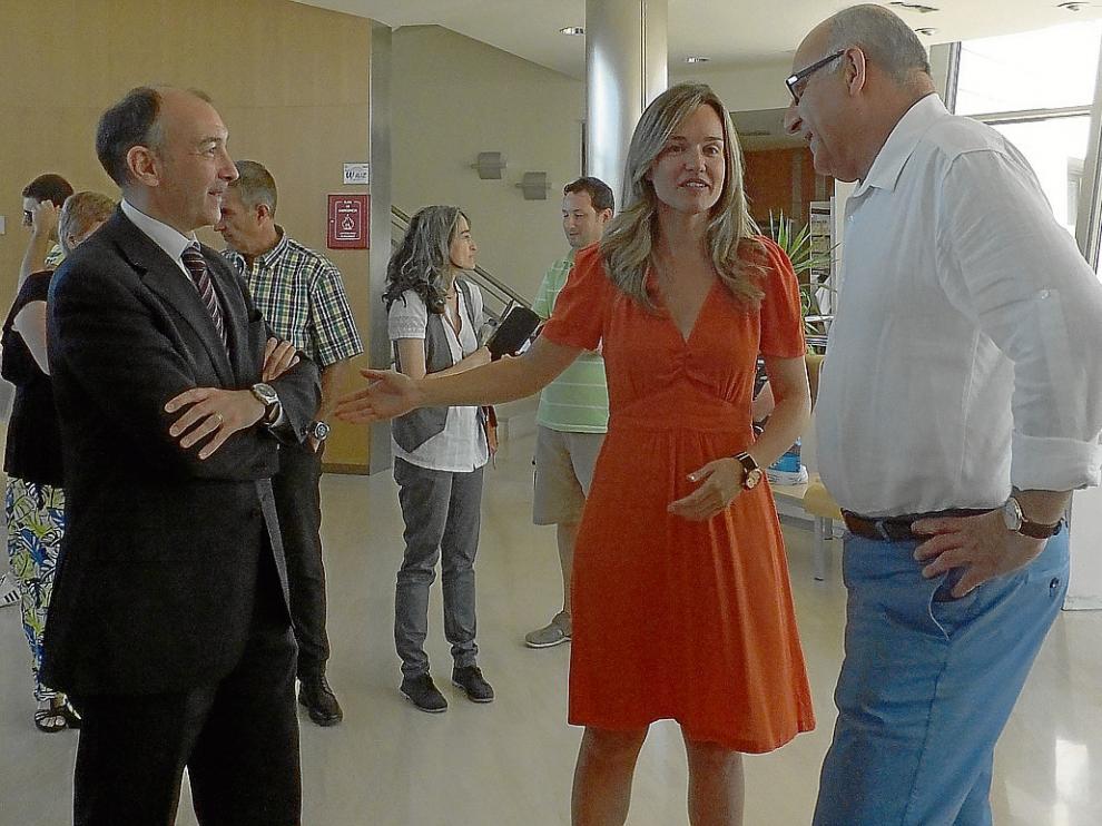 Pilar Alegría con Fernando Beltrán, a izquierda, y el director de la UVT, José Miguel Latorre.