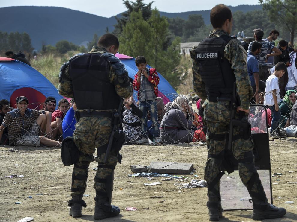 La policías hacen guardia en la frontera entre Macedonia y Grecia.