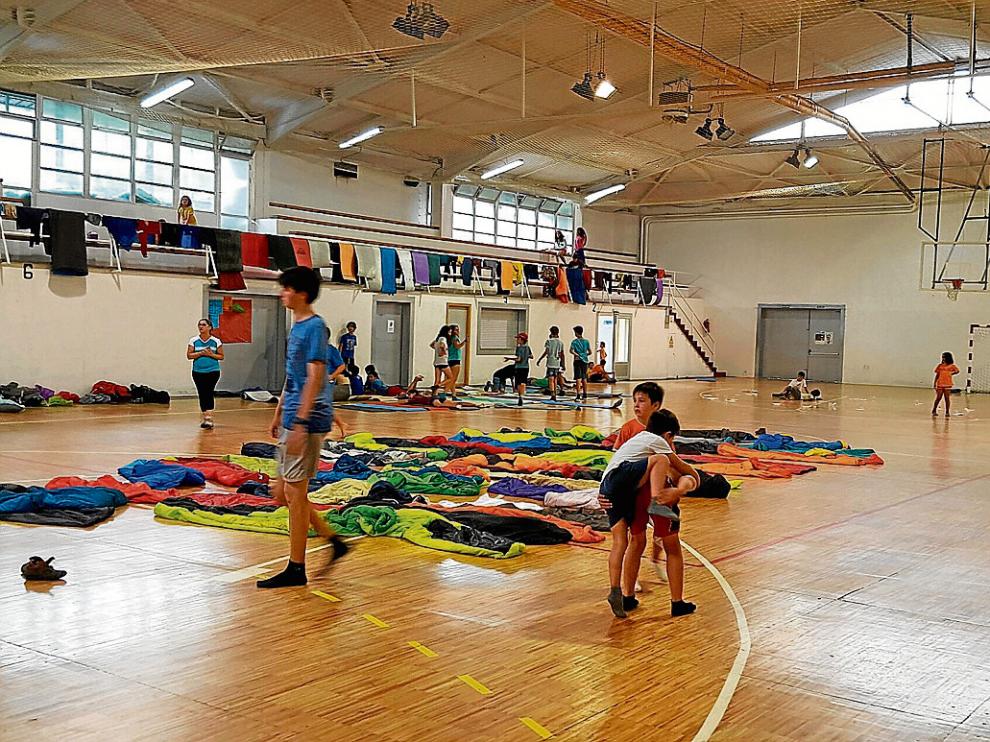 Los niños han sido realojados en el polideportivo de Biescas.