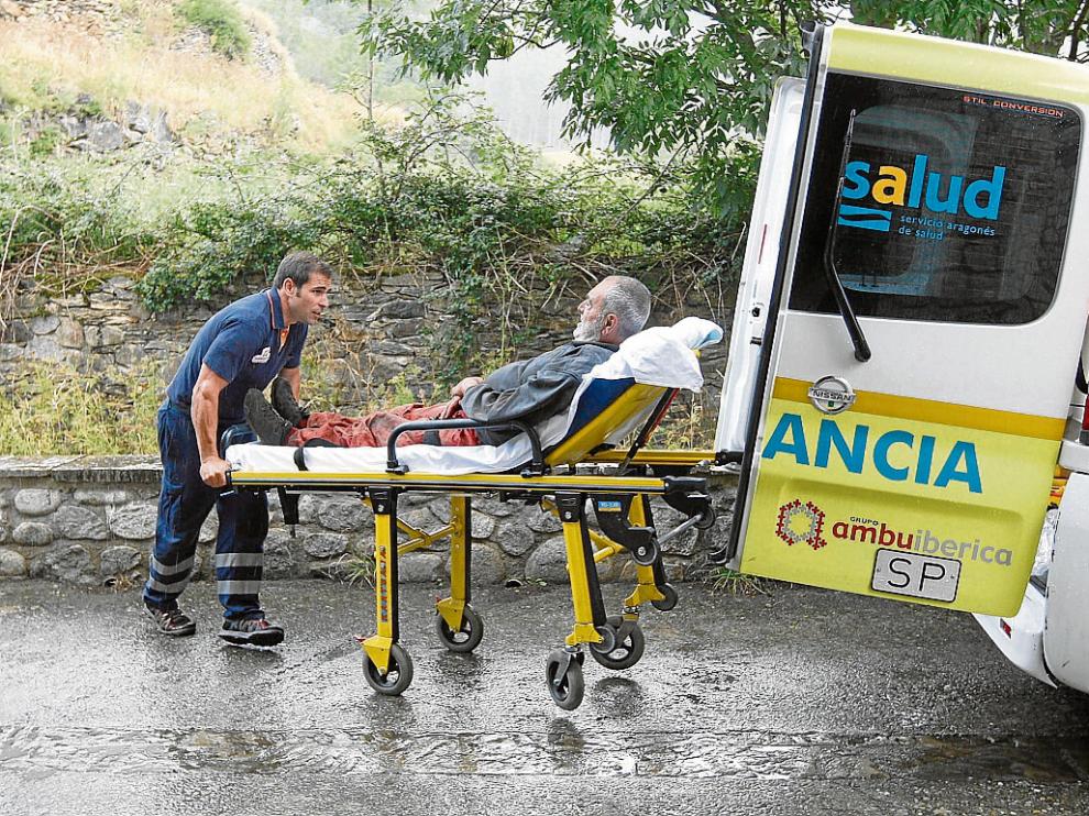 Javier Giménez, rescatado junto a sus nietos el pasado martes, fue trasladado al ambulatorio.