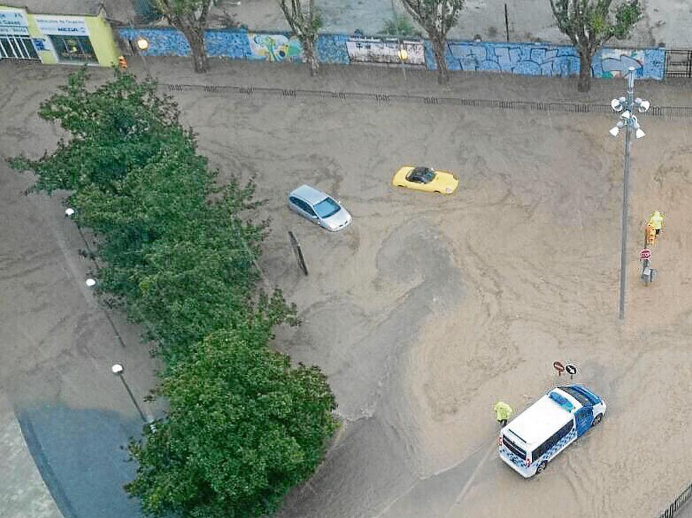 Por redes sociales se difundieron muchas imágenes como esta del cruce de Martínez de Velasco y Juan XXIII. Aquí, el agua llegó a alcanzar 1,5 metros.