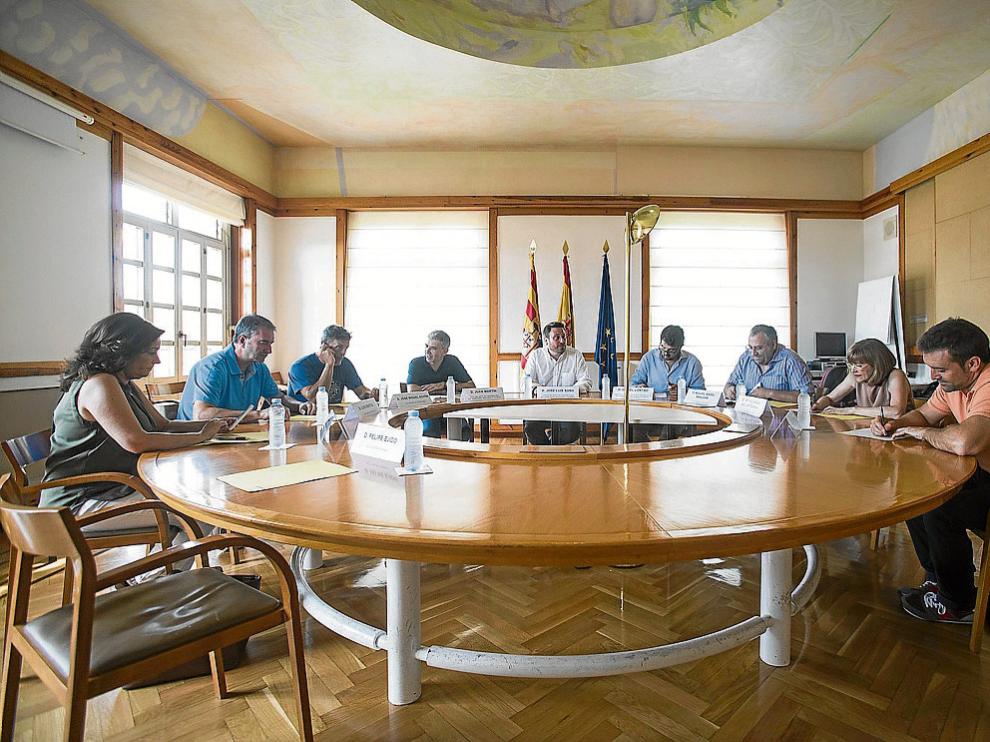 Reunión en el Pignatelli. Los alcaldes de Figueruelas, Luceni, Pedrola, Mallén, Alcalá de Ebro, Boquiñeni y Gallur se reunieron ayer con el consejero de Vertebración del Territorio y Movilidad, José Luis Soro (en el centro de la imagen).