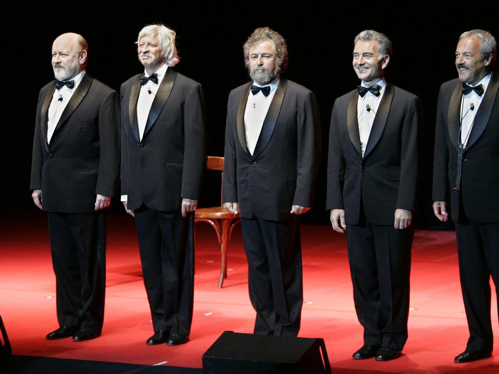 Daniel Rabinovich (derecha) junto al resto de componentes Les Luthiers.